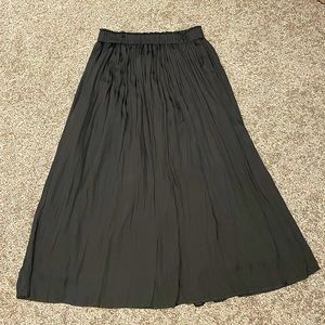 GAP black pleated skirt